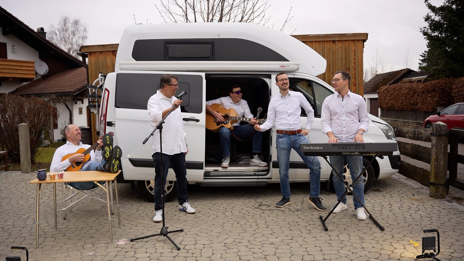 Wrong Direction vor dem Camper